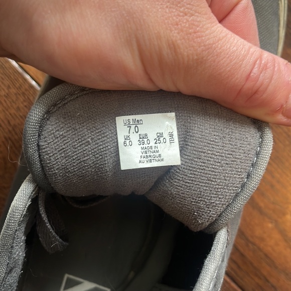 VANS Low top Sneaker size 9 women’s size 7 Men’s - Picture 3 of 3